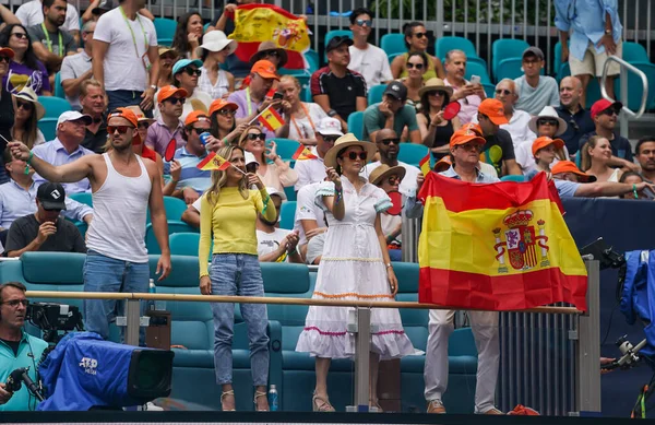 MIAMI GARDENS, FLORIDA - 3 APRIL 2022: Tenis taraftarları 2022 Miami Açık erkekler final maçı sırasında İspanya 'dan Carlos Alcaraz' ı Miami, Florida 'daki Hard Rock Stadyumu' nda Norveçli Casper Ruud 'a karşı desteklediler.