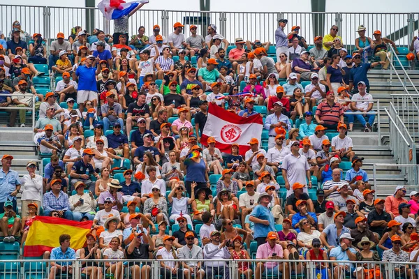 MIAMI GARDENS, FLORIDA - 3 APRIL 2022: Tenis taraftarları 2022 Miami Açık erkekler final maçı sırasında İspanya 'dan Carlos Alcaraz' ı Miami, Florida 'daki Hard Rock Stadyumu' nda Norveçli Casper Ruud 'a karşı desteklediler.