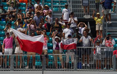 MIAMI GARDENS, FLORIDA - 2 APRIL 2022: Miami Open 2022 bayanlar final maçı sonrasında Florida 'daki Hard Rock Stadyumu' nda Polonyalı Iga Swiatek 'in kazandığı Polonya bayrakları taşıyan tenis taraftarları