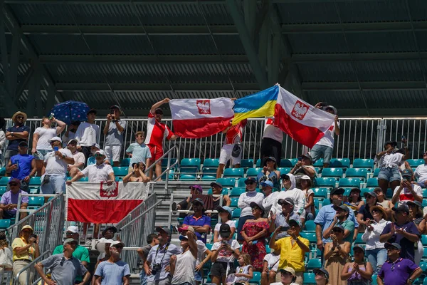 Miami Gardens Florida April 2022 Tennisfans Halten Polnische Fahnen Nach — Stockfoto