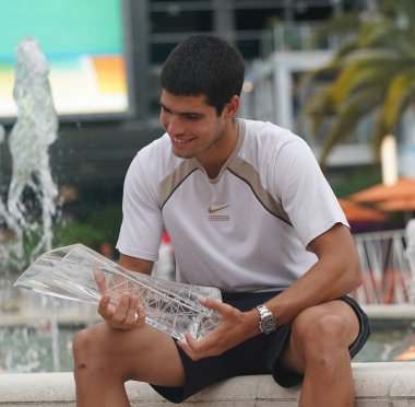 MIAMI GARDENS, FLORIDA - 3 APRIL 2022: Miami Açık 2022 İspanya Şampiyonu Carlos Alcaraz, Florida 'daki Hard Rock Stadyumu' nda Casper Ruud 'a karşı kazandığı zaferden sonra poz verdi.
