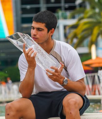 MIAMI GARDENS, FLORIDA - 3 APRIL 2022: Miami Açık 2022 İspanya Şampiyonu Carlos Alcaraz, Florida 'daki Hard Rock Stadyumu' nda Casper Ruud 'a karşı kazandığı zaferden sonra poz verdi.