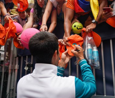 MIAMI GARDENS, FLORIDA - 3 APRIL 2022: Miami Open 2022 İspanya şampiyonu Carlos Alcaraz, Miami Gardens, Florida 'daki Hard Rock Stadyumu' nda oynadığı erkekler final maçı sonrasında imza dağıttı.