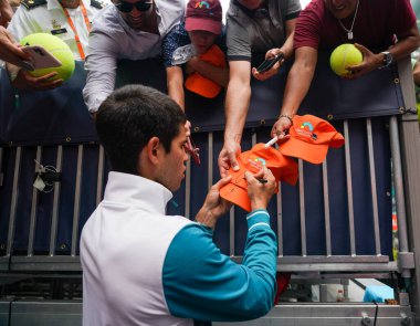 MIAMI GARDENS, FLORIDA - 3 APRIL 2022: Miami Open 2022 İspanya şampiyonu Carlos Alcaraz, Miami Gardens, Florida 'daki Hard Rock Stadyumu' nda oynadığı erkekler final maçı sonrasında imza dağıttı.