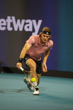 MIAMI GARDENS, FLORIDA - 26 Mart 2022: Miami Açık 2022 turunda Florida 'daki Hard Rock Stadyumu' nda oynanan maçta profesyonel tenisçi Stefanos Tsitsipas