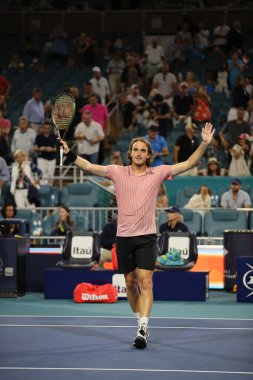 MIAMI GARDENS, FLORIDA - 26 Mart 2022: Yunan profesyonel tenisçi Stefanos Tsitsipas Miami 'deki Hard Rock Stadyumu' nda oynanan 64 turluk Miami Açık 2022 turu sonrasında zaferini kutladı