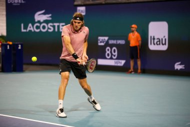 MIAMI GARDENS, FLORIDA - 26 Mart 2022: Miami Açık 2022 turunda Florida 'daki Hard Rock Stadyumu' nda oynanan maçta profesyonel tenisçi Stefanos Tsitsipas