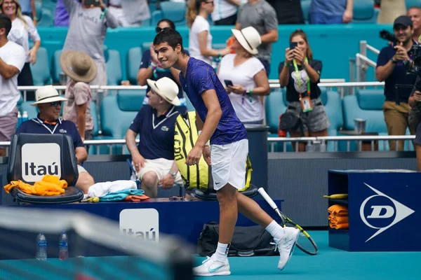 MIAMI GARDENS, FLORIDA - 3 APRIL 2022: Miami Açık 2022 İspanya Şampiyonu Carlos Alcaraz, Miami, Florida 'daki Hard Rock Stadyumu' nda oynanan erkekler final maçı sonrasında zaferini kutladı.