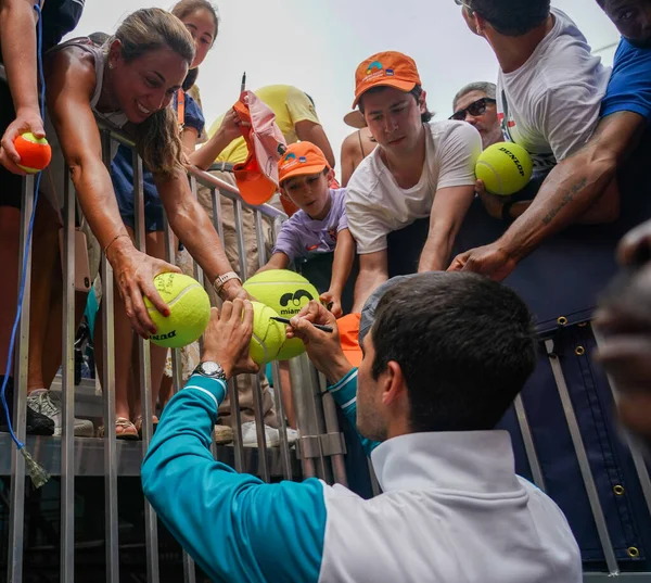 MIAMI GARDENS, FLORIDA - 3 APRIL 2022: Miami Open 2022 İspanya şampiyonu Carlos Alcaraz, Miami Gardens, Florida 'daki Hard Rock Stadyumu' nda oynadığı erkekler final maçı sonrasında imza dağıttı.