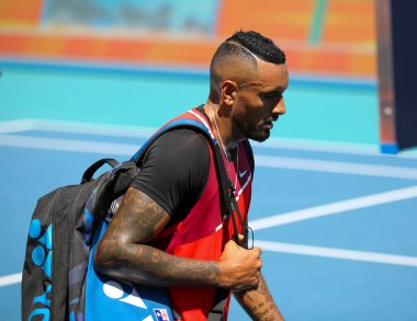 MIAMI GARDENS, FLORIDA - 26 Mart 2022: Avustralyalı profesyonel tenisçi Nick Kyrgios Miami 'de Florida' daki Hard Rock Stadyumu 'nda oynanan 2022 Miami Açık karşılaşması sonrasında sahadan ayrıldı