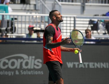 MIAMI GARDENS, FLORIDA - 26 Mart 2022: Avustralyalı profesyonel tenisçi Nick Kyrgios Miami 'de Miami Gardens, Florida' daki Hard Rock Stadyumu 'nda oynanan 16.