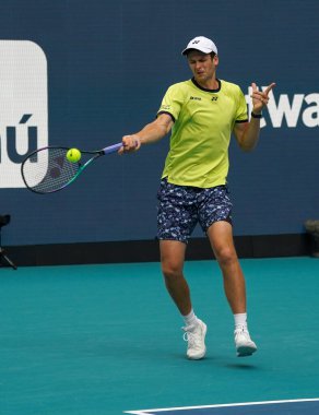 MIAMI GARDENS, FLORIDA - 31 Mart 2022: Miami Açık 2022 çeyrek final maçı sırasında Florida 'daki Hard Rock Stadyumu' nda profesyonel tenis oyuncusu Hubert Hurkacz