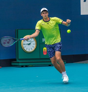 MIAMI GARDENS, FLORIDA - 31 Mart 2022: Miami Açık 2022 çeyrek final maçı sırasında Florida 'daki Hard Rock Stadyumu' nda profesyonel tenis oyuncusu Hubert Hurkacz