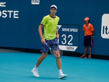 MIAMI GARDENS, FLORIDA - 31 Mart 2022: Miami Açık 2022 çeyrek final maçı sırasında Florida 'daki Hard Rock Stadyumu' nda profesyonel tenis oyuncusu Hubert Hurkacz