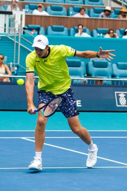 MIAMI GARDENS, FLORIDA - 31 Mart 2022: Miami Açık 2022 çeyrek final maçı sırasında Florida 'daki Hard Rock Stadyumu' nda profesyonel tenis oyuncusu Hubert Hurkacz