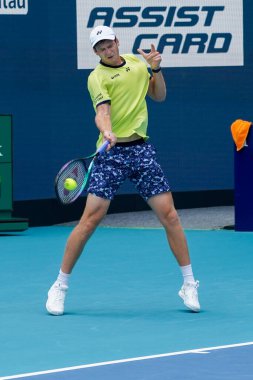MIAMI GARDENS, FLORIDA - 31 Mart 2022: Miami Açık 2022 çeyrek final maçı sırasında Florida 'daki Hard Rock Stadyumu' nda profesyonel tenis oyuncusu Hubert Hurkacz