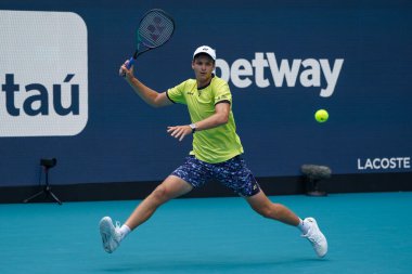MIAMI GARDENS, FLORIDA - 31 Mart 2022: Miami Açık 2022 çeyrek final maçı sırasında Florida 'daki Hard Rock Stadyumu' nda profesyonel tenis oyuncusu Hubert Hurkacz