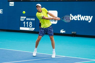 MIAMI GARDENS, FLORIDA - 31 Mart 2022: Miami Açık 2022 çeyrek final maçı sırasında Florida 'daki Hard Rock Stadyumu' nda profesyonel tenis oyuncusu Hubert Hurkacz