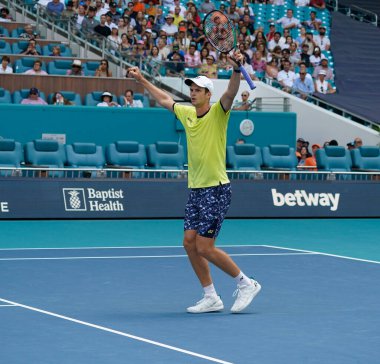 MIAMI GARDENS, FLORIDA - 31 Mart 2022: Polonyalı profesyonel tenisçi Hubert Hurkacz Miami 'deki Hard Rock Stadyumu' nda oynanan 2022 'de oynanan çeyrek final maçı sonrasında zaferini kutladı.