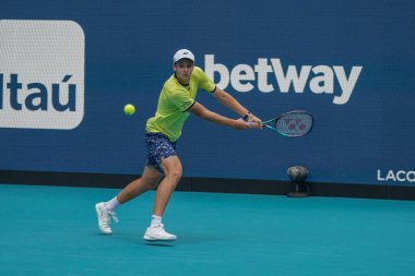 MIAMI GARDENS, FLORIDA - 31 Mart 2022: Miami Açık 2022 çeyrek final maçı sırasında Florida 'daki Hard Rock Stadyumu' nda profesyonel tenis oyuncusu Hubert Hurkacz