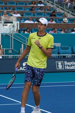 MIAMI GARDENS, FLORIDA - 31 Mart 2022: Miami Açık 2022 çeyrek final maçı sırasında Florida 'daki Hard Rock Stadyumu' nda profesyonel tenis oyuncusu Hubert Hurkacz