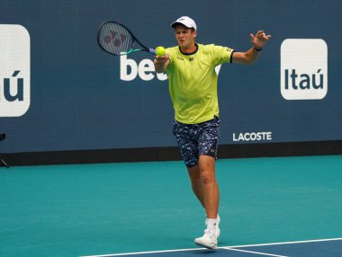 MIAMI GARDENS, FLORIDA - 31 Mart 2022: Miami Açık 2022 çeyrek final maçı sırasında Florida 'daki Hard Rock Stadyumu' nda profesyonel tenis oyuncusu Hubert Hurkacz