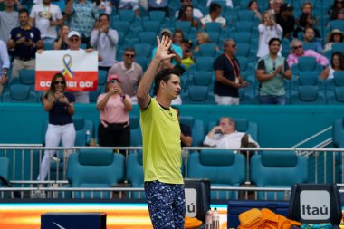 MIAMI GARDENS, FLORIDA - 31 Mart 2022: Polonyalı profesyonel tenisçi Hubert Hurkacz Miami 'deki Hard Rock Stadyumu' nda oynanan 2022 'de oynanan çeyrek final maçı sonrasında zaferini kutladı.