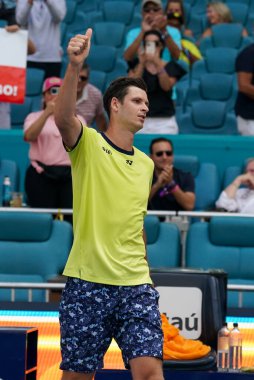 MIAMI GARDENS, FLORIDA - 31 Mart 2022: Polonyalı profesyonel tenisçi Hubert Hurkacz Miami 'deki Hard Rock Stadyumu' nda oynanan 2022 'de oynanan çeyrek final maçı sonrasında zaferini kutladı.