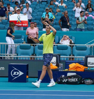 MIAMI GARDENS, FLORIDA - 31 Mart 2022: Polonyalı profesyonel tenisçi Hubert Hurkacz Miami 'deki Hard Rock Stadyumu' nda oynanan 2022 'de oynanan çeyrek final maçı sonrasında zaferini kutladı.