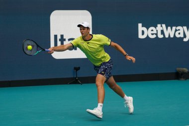 MIAMI GARDENS, FLORIDA - 31 Mart 2022: Miami Açık 2022 çeyrek final maçı sırasında Florida 'daki Hard Rock Stadyumu' nda profesyonel tenis oyuncusu Hubert Hurkacz