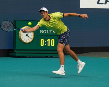 MIAMI GARDENS, FLORIDA - 31 Mart 2022: Miami Açık 2022 çeyrek final maçı sırasında Florida 'daki Hard Rock Stadyumu' nda profesyonel tenis oyuncusu Hubert Hurkacz