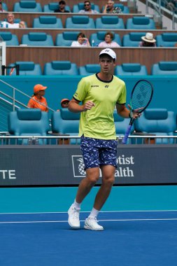 MIAMI GARDENS, FLORIDA - 31 Mart 2022: Miami Açık 2022 çeyrek final maçı sırasında Florida 'daki Hard Rock Stadyumu' nda profesyonel tenis oyuncusu Hubert Hurkacz