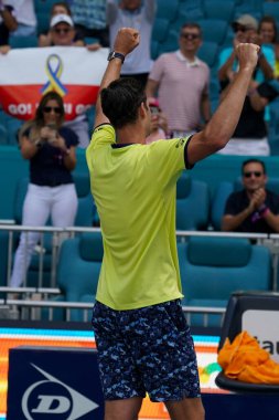MIAMI GARDENS, FLORIDA - 31 Mart 2022: Polonyalı profesyonel tenisçi Hubert Hurkacz Miami 'deki Hard Rock Stadyumu' nda oynanan 2022 'de oynanan çeyrek final maçı sonrasında zaferini kutladı.