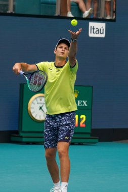 MIAMI GARDENS, FLORIDA - 31 Mart 2022: Miami Açık 2022 çeyrek final maçı sırasında Florida 'daki Hard Rock Stadyumu' nda profesyonel tenis oyuncusu Hubert Hurkacz