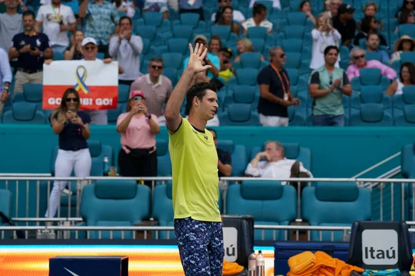 MIAMI GARDENS, FLORIDA - 31 Mart 2022: Polonyalı profesyonel tenisçi Hubert Hurkacz Miami 'deki Hard Rock Stadyumu' nda oynanan 2022 'de oynanan çeyrek final maçı sonrasında zaferini kutladı.