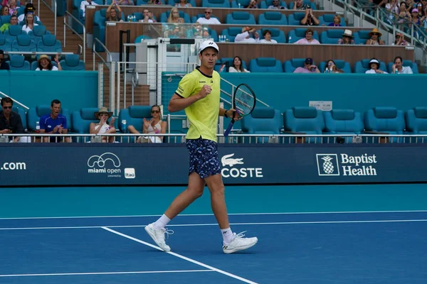 MIAMI GARDENS, FLORIDA - 31 Mart 2022: Miami Açık 2022 çeyrek final maçı sırasında Florida 'daki Hard Rock Stadyumu' nda profesyonel tenis oyuncusu Hubert Hurkacz