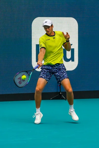 MIAMI GARDENS, FLORIDA - 31 Mart 2022: Miami Açık 2022 çeyrek final maçı sırasında Florida 'daki Hard Rock Stadyumu' nda profesyonel tenis oyuncusu Hubert Hurkacz