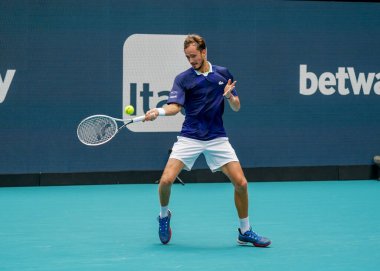 MIAMI GARDENS, FLORIDA - 31 Mart 2022: Miami Açık 2022 çeyrek final maçı sırasında Florida 'daki Hard Rock Stadyumu' nda profesyonel tenis oyuncusu Daniil Medvedev