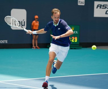 MIAMI GARDENS, FLORIDA - 31 Mart 2022: Miami Açık 2022 çeyrek final maçı sırasında Florida 'daki Hard Rock Stadyumu' nda profesyonel tenis oyuncusu Daniil Medvedev