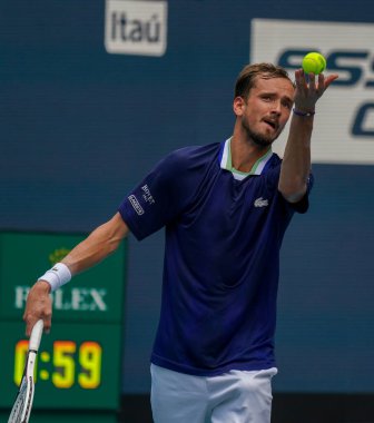 MIAMI GARDENS, FLORIDA - 31 Mart 2022: Miami Açık 2022 çeyrek final maçı sırasında Florida 'daki Hard Rock Stadyumu' nda profesyonel tenis oyuncusu Daniil Medvedev