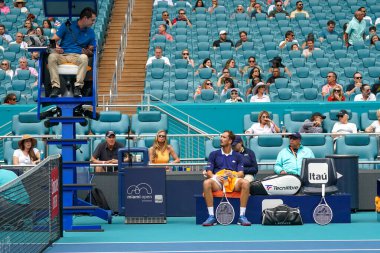 MIAMI GARDENS, FLORIDA - 31 Mart 2022: Rus profesyonel tenisçi Daniil Medvedev Miami Open 2022 çeyrek final maçında Florida 'daki Hard Rock Stadyumu' nda hakemle tartıştı
