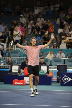 MIAMI GARDENS, FLORIDA - 26 Mart 2022: Yunan profesyonel tenisçi Stefanos Tsitsipas Miami 'deki Hard Rock Stadyumu' nda oynanan 64 turluk Miami Açık 2022 turu sonrasında zaferini kutladı