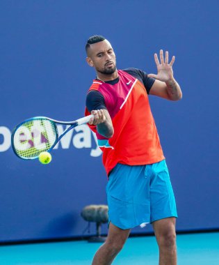 MIAMI GARDENS, FLORIDA - 31 Mart 2022: Avustralyalı profesyonel tenisçi Nick Kyrgios, Miami Açık erkekler yarı final maçında Miami Gardens, Florida 'daki Hard Rock Stadyumu' nda