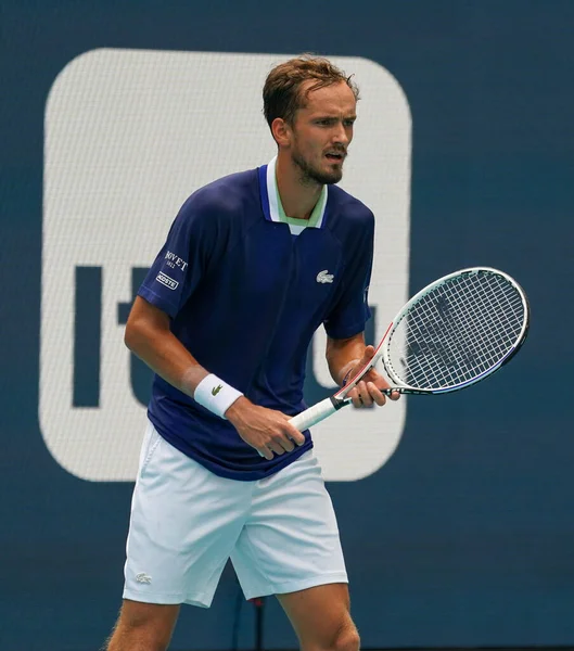 MIAMI GARDENS, FLORIDA - 31 Mart 2022: Miami Açık 2022 çeyrek final maçı sırasında Florida 'daki Hard Rock Stadyumu' nda profesyonel tenis oyuncusu Daniil Medvedev