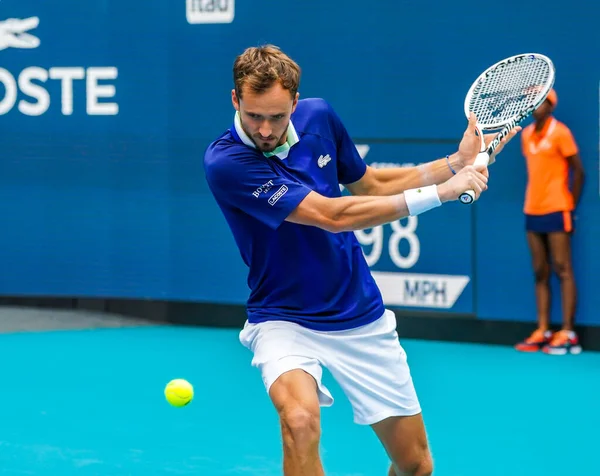 MIAMI GARDENS, FLORIDA - 31 Mart 2022: Miami Açık 2022 çeyrek final maçı sırasında Florida 'daki Hard Rock Stadyumu' nda profesyonel tenis oyuncusu Daniil Medvedev