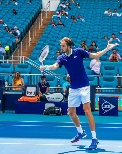 MIAMI GARDENS, FLORIDA - 31 Mart 2022: Miami Açık 2022 çeyrek final maçı sırasında Florida 'daki Hard Rock Stadyumu' nda profesyonel tenis oyuncusu Daniil Medvedev