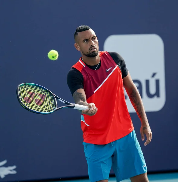 MIAMI GARDENS, FLORIDA - 31 Mart 2022: Avustralyalı profesyonel tenisçi Nick Kyrgios, Miami Açık erkekler yarı final maçında Miami Gardens, Florida 'daki Hard Rock Stadyumu' nda