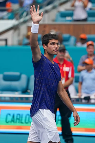 MIAMI GARDENS, FLORIDA - 3 APRIL 2022: Miami Açık 2022 İspanya Şampiyonu Carlos Alcaraz, Miami, Florida 'daki Hard Rock Stadyumu' nda oynanan erkekler final maçı sonrasında zaferini kutladı.