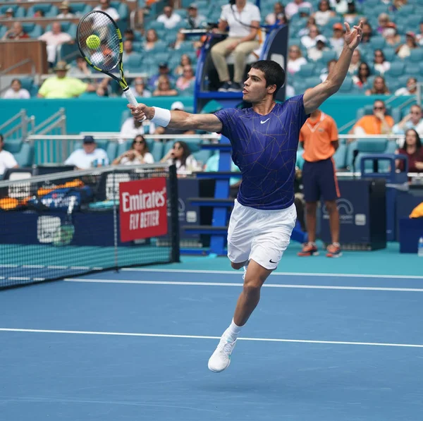 MIAMI GARDENS, FLORIDA - 3 APRIL 2022: İspanya 'dan profesyonel tenisçi Carlos Alcaraz, Miami' deki Hard Rock Stadyumu 'nda oynanan 2022 Miami Açık erkekler final maçında görev aldı.