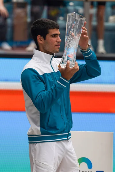 MIAMI GARDENS, FLORIDA - 3 APRIL 2022: Miami Açık 2022 İspanya Şampiyonu Carlos Alcaraz, Florida 'daki Hard Rock Stadyumu' nda Casper Ruud 'a karşı kazandığı galibiyet sonrasında